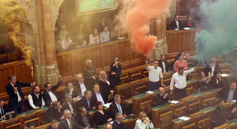 Botrányba fulladt a Pride-ot tiltó törvényjavaslat megszavazása, füstbe borult a Parlament