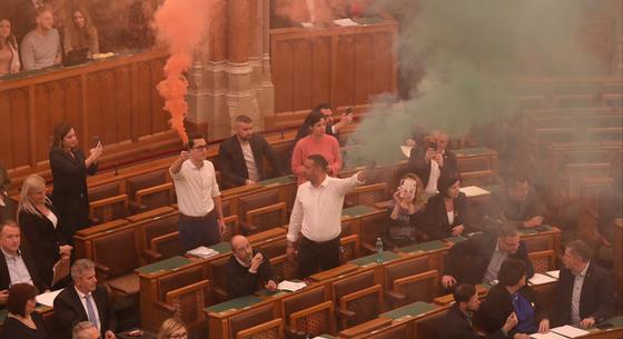 Füstgyertyák és szovjet himnusz mellett fogadták el a Pride-ot betiltó törvényt – képek