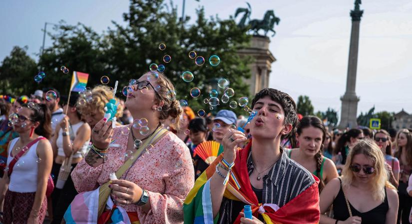 Botrány volt a parlamentben, füstfelhőben szavazták meg a törvénymódosítást a Pride betiltásáról