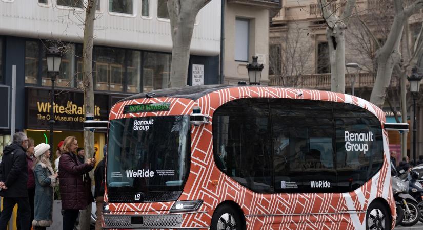 Taxisok, figyelem! A Renault sofőr nélküli minibusza már utasokat szállít Európában