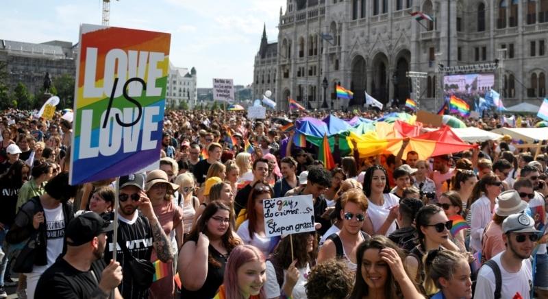 Füstfelhőbe burkolva szavazta meg a parlament a Stop Pride-ot