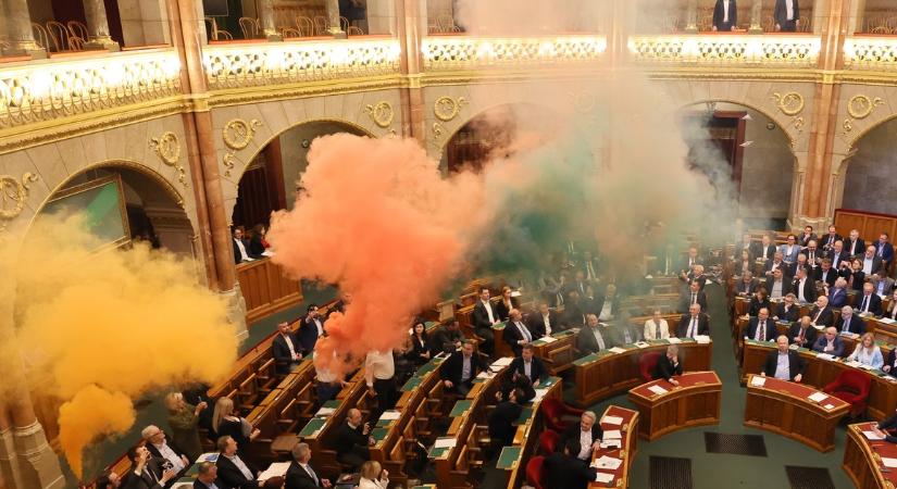 Fotókon a füstbe borult a Parlament