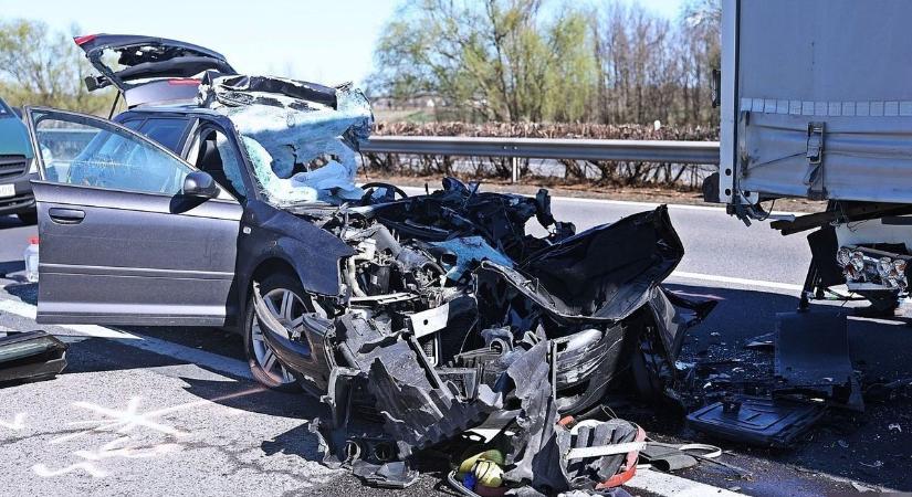 Vérfagyasztó fotók, videó: pokoli balesetben halt szörnyet a sofőr az autópályán