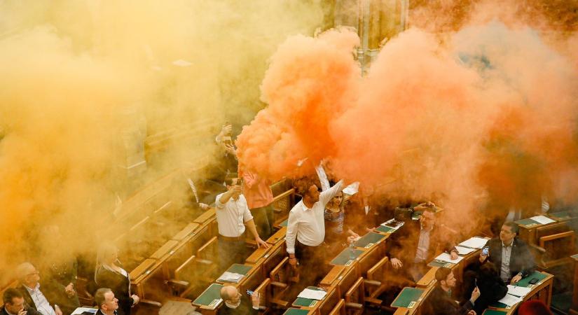 Balhé a parlamentben: füstbombákkal tiltakozott a Momentum a Pride-ot betiltó törvény ellen, a Covidot éppen csak túlélő fideszes képviselő rosszul lett