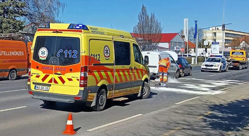 Három autó ütközött, ketten megsérültek Szombathelyen - fotók