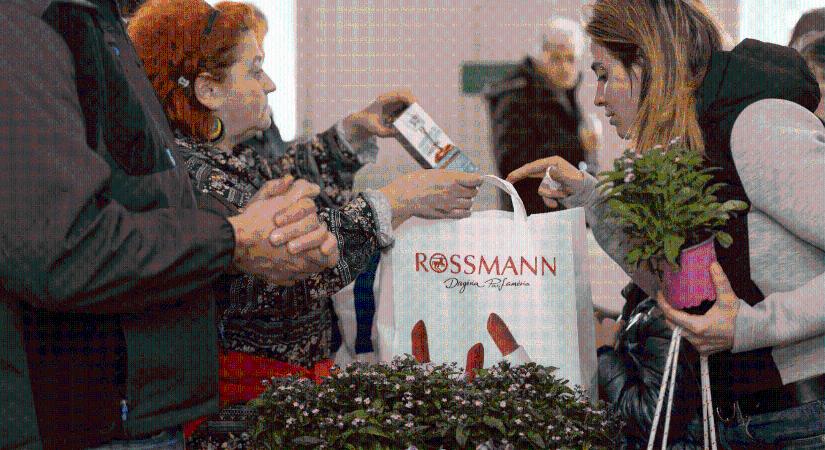 Rászoruló hölgyek nőnapját tette szebbé a Rossmann