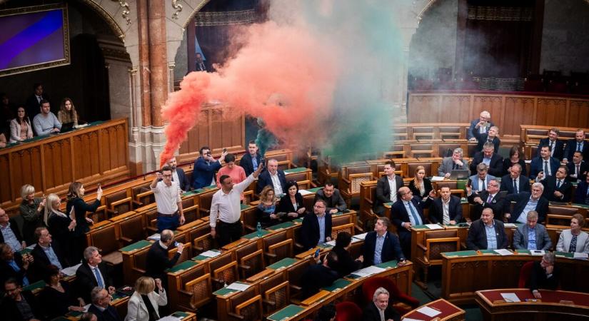 Légfertőtlenítéssel a baktériumok ellen: videón, ahogy füstbe borul a Parlament