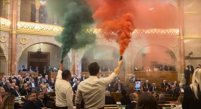 Belgrád után nem sokkal Budapesten is füstölt a parlament (Videó)