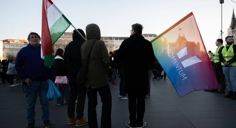 A füstbe borult parlament és botrány után a Kossuth téren kezdődött tüntetés