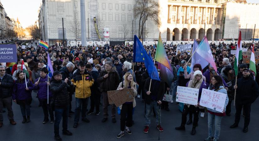 „A fasizmus akkor is fasizmus, amikor nem táborba zárnak minket, hanem a négy fal közé” – a Parlament előtt tüntetnek a Pride-ot betiltó törvény miatt