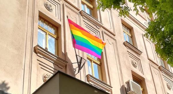 Répássy szereint kitilthatják a Pride-zászlót a középületekről