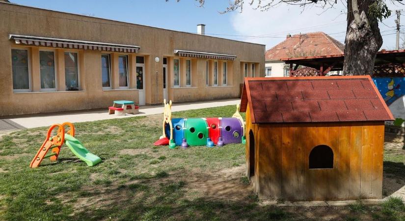Csuklyás alak keltett riadalmat Körmenden az óvodánál - Válaszolt a rendőrség