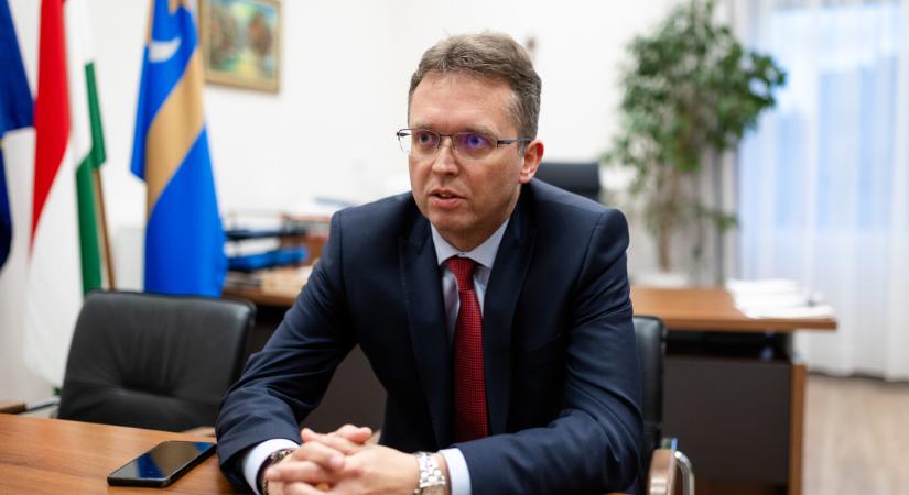 Visszavonták az állami kitüntetést a költő-tanártól, akinek egy tavalyi molesztálási ügyében a mai napig nyomoz a rendőrség