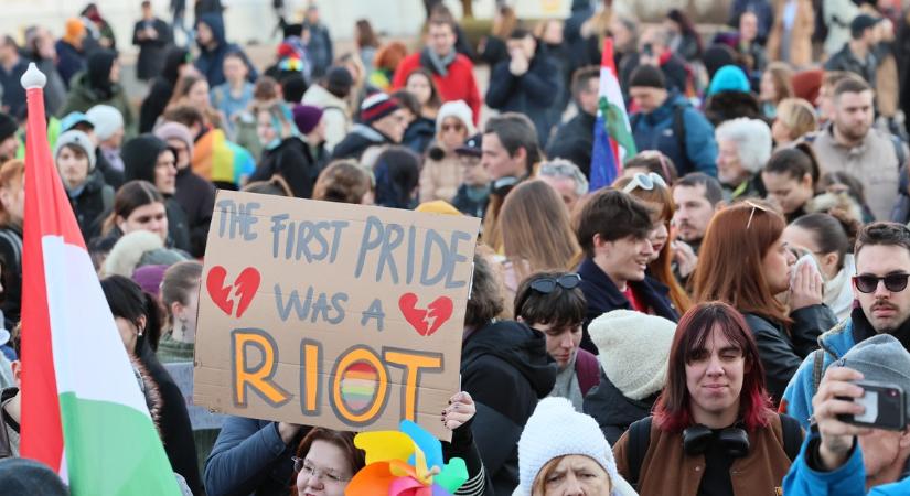 A Parlament előtt tüntetnek a gyülekezési jogért és a Pride mellett – fotók