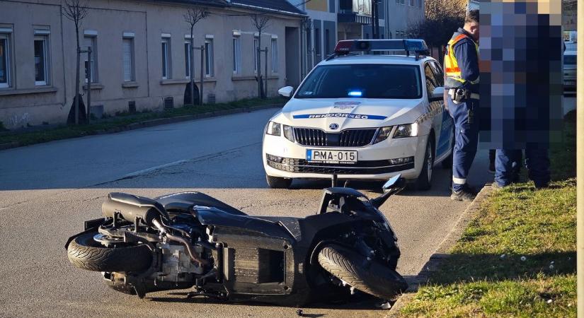 Kocsisor mellett elhaladó motorral ütközött egy autó Szombathelyen - fotók