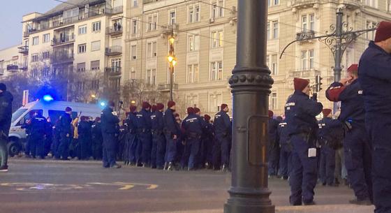 Lezárta a rendőrség a Margit hidat, mire a Pride betiltása ellen tüntetők odaértek