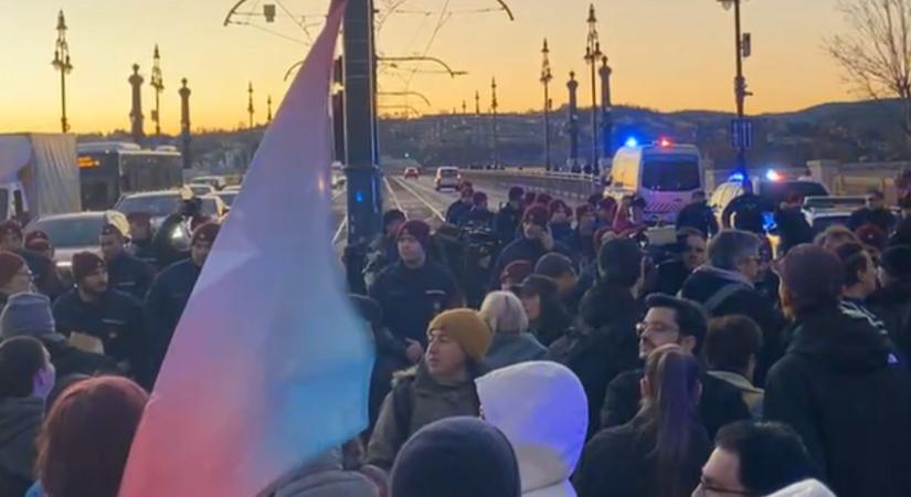 Blokád alá vették a pride-párti tüntetők a Margit hidat