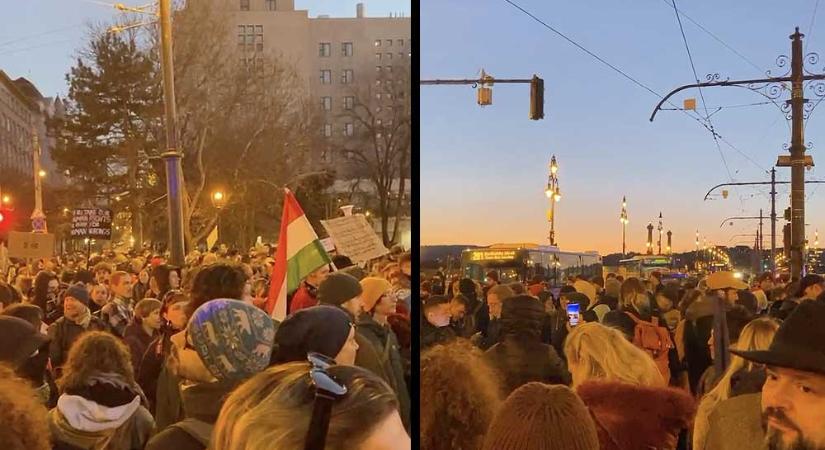 Lezárták a Margit hidat: több ezren tünetetnek a a Pride-ot betiltó törvény ellen, nem járnak a buszok és a villamosok