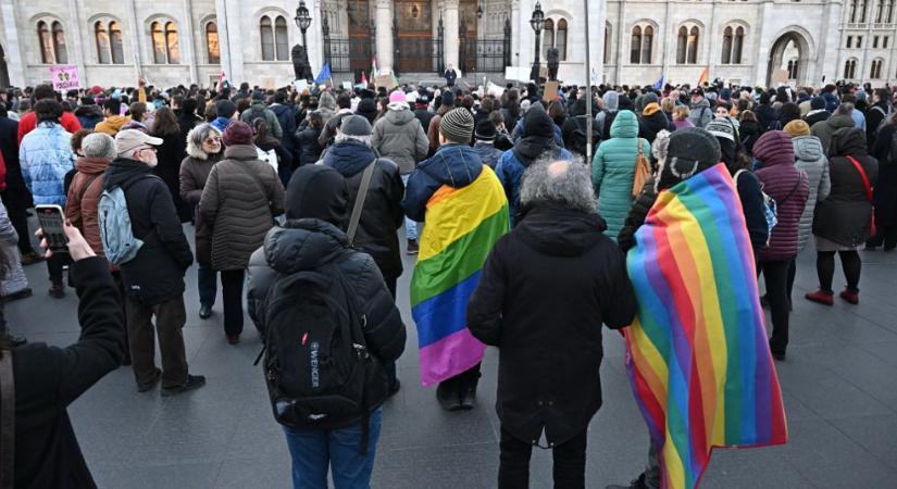 Tüntetnek a Pride betiltása ellen, a tüntetők miatt lezárták a Margit hidat