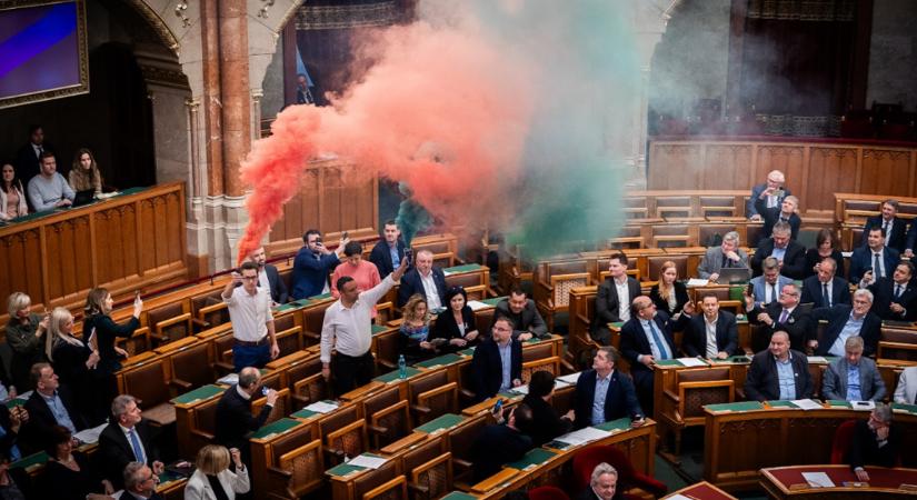 Egy DK-s képviselő a füstgyertyától megijedve, tévedésből megszavazta a Pride betiltását