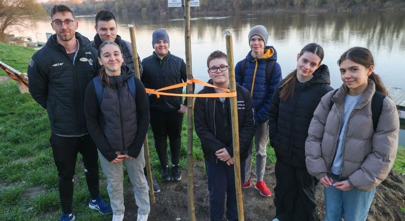 Evező helyett ásót ragadtak a szegedi sportolók – videóval