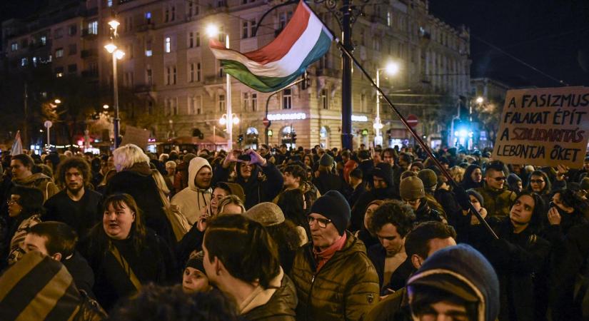 Egymásnak feszültek a rendőrök és a tiltakozók a Margit hídon, még mindig elég nagy tömeg tüntet