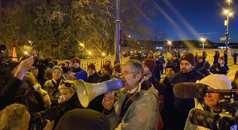 Nagy balhé lett a Pride betiltása elleni tüntetésből, lökdösődés kezdődött a rendőrökkel