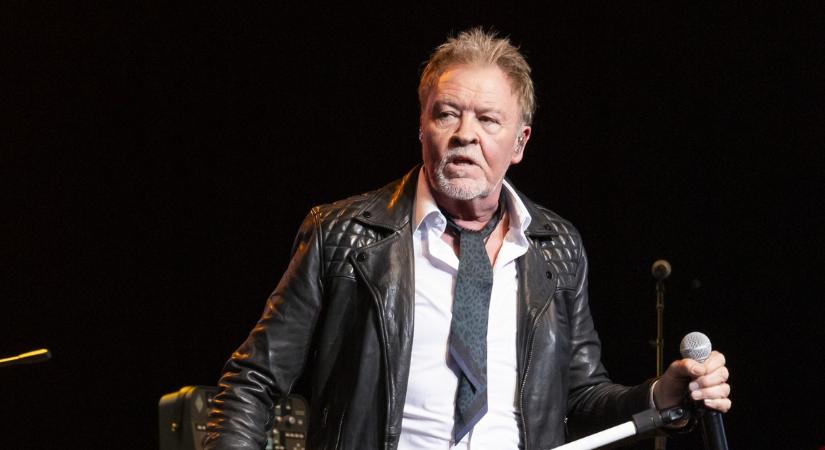 Lezuhant a lépcsőn a brit popsztár, Paul Young: súlyosan megsérült