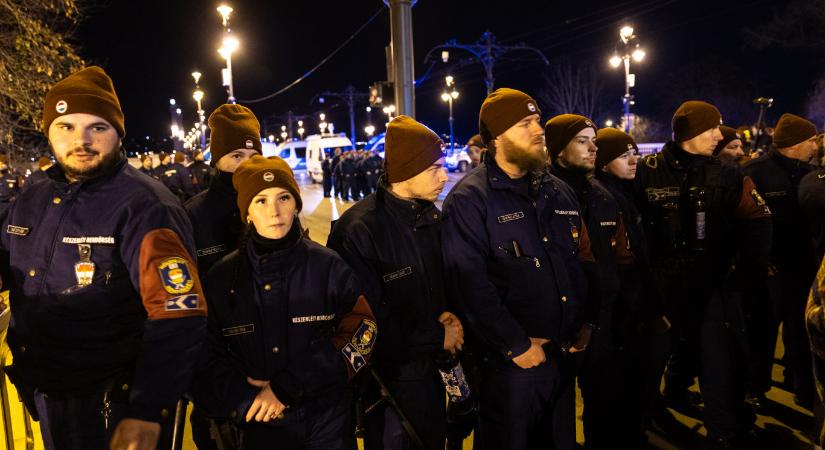 Lökdösték a rendőröket, két tüntetőt előállítottak