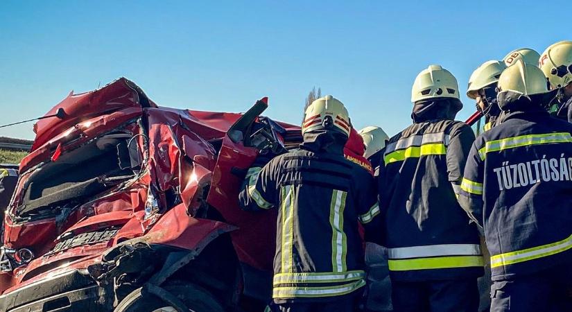 Tömegbaleset az M35-ösön, mentőhelikoptert is riasztottak! – fotókkal, videóval!