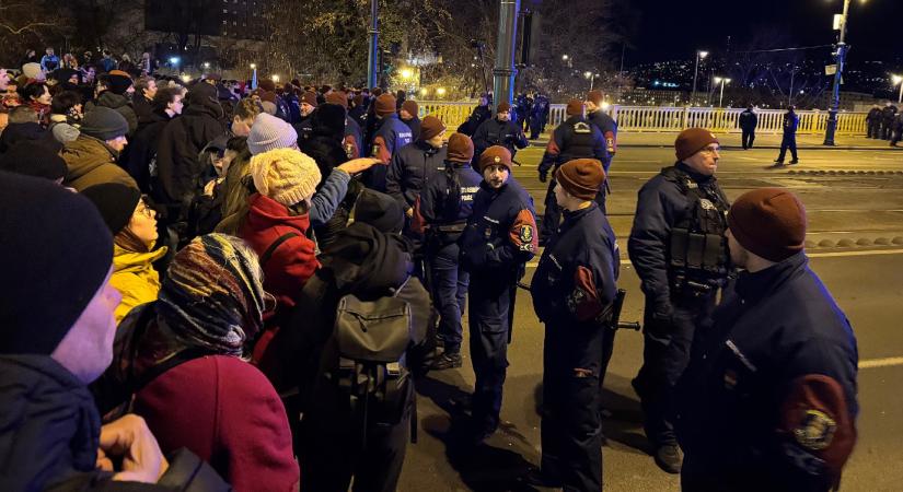 Két embert előállítottak a Margit hídon zajlott tüntetésről