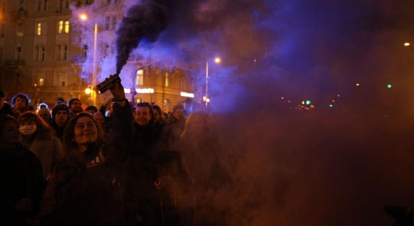 Több tüntetőt is előállítottak a rendőrök a Margit hídi blokádnál