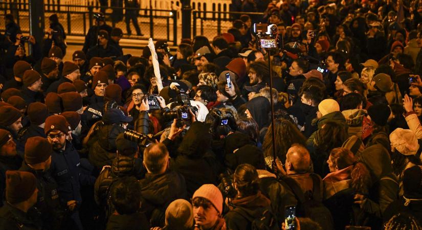 „A fasizmus akkor is fasizmus, amikor nem táborba zárnak, hanem a négy fal közé” – Videó a keddi tüntetésről