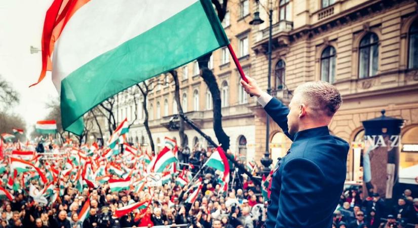 Magyar Péter üzent a tüntetőknek és a füstgyertyázó óellenzéknek