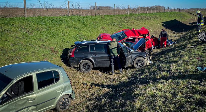 Többen megsérültek, mentőhelikopter is sietett a helyszínre Hajdú-Biharban