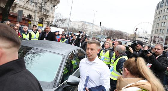 Magyar Péter nem hisz a tüntetésekben és nem akar belesétálni Orbánék csapdájába