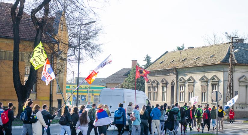 Gyalogló egyetemisták fogadása Szabadka főterén