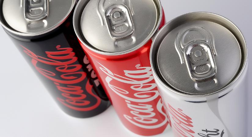 Elrontották a Coca-Cola csomagolását, nem egyértelmű, mi van a palackban