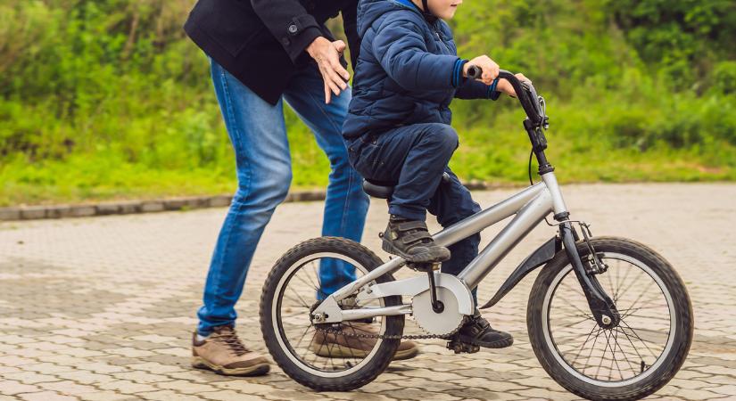 Biciklizni tanuló kisfia fellökött egy idős nőt, aki meghalt – emberöléssel vádolják az apát