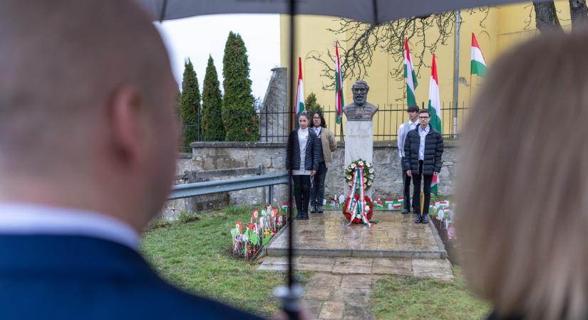 Csak a fideszes politikusoknak jutott esernyő, az iskolások az esőben állva emlékeztek