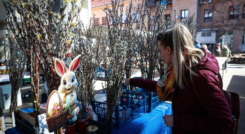 Szekszárdi piac: barkacsokrok jelzik, hamarosan itt a húsvét (képgaléria)