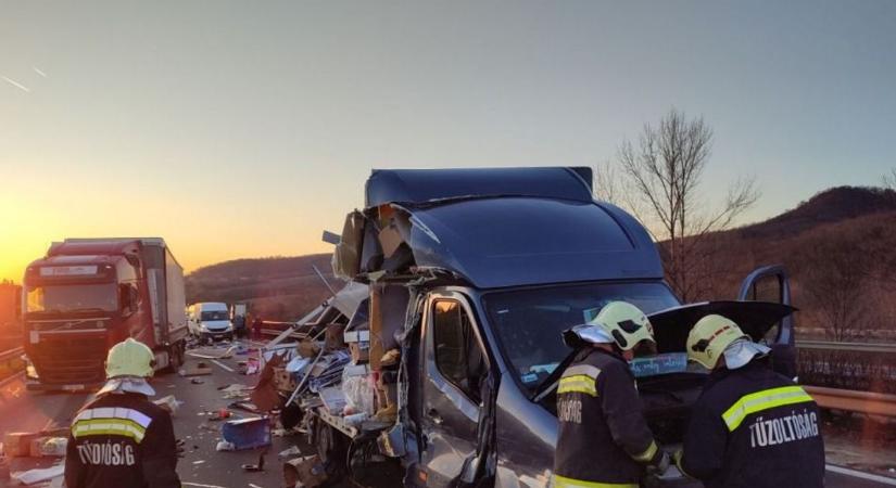 Fotókon a nagy baleset az M1-esen, ettől a hideg is kiráz