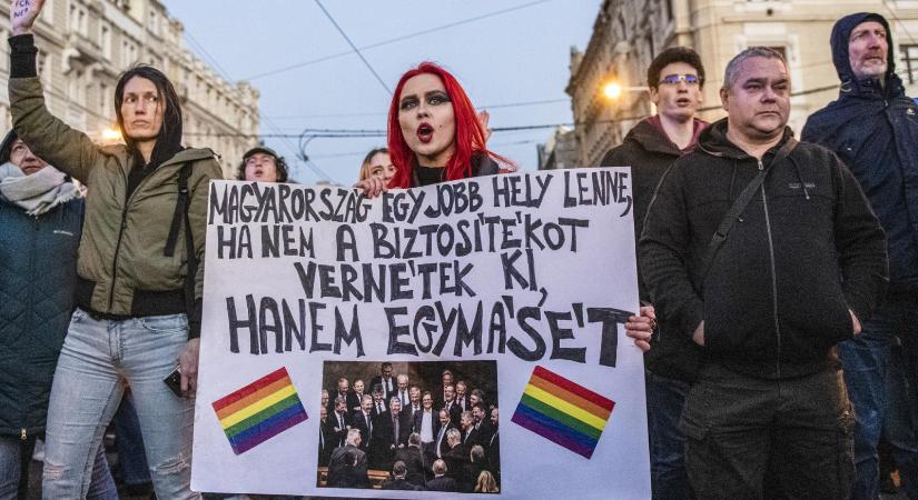 Elítélte az ír és a belga külügyminiszter a Pride betiltásának megágyazó törvényt