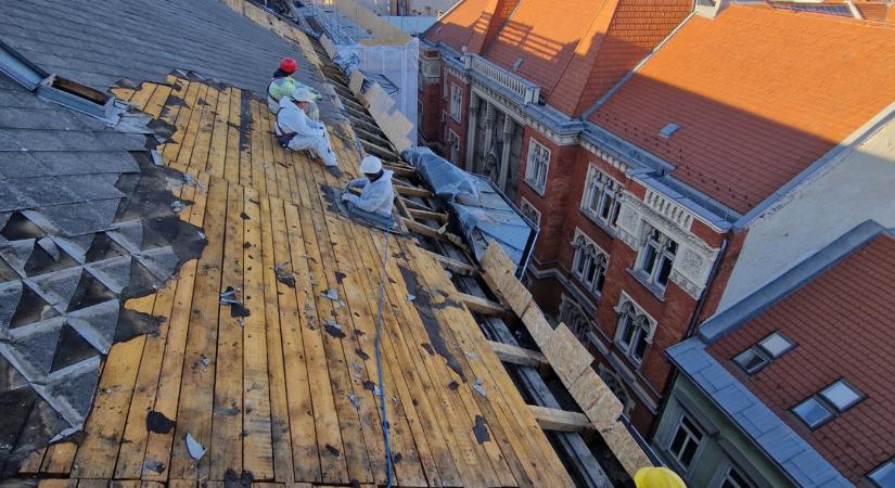 Pikó szerint szabálytalanul bontják az azbesztes tetőt a Szentkirályi utcában