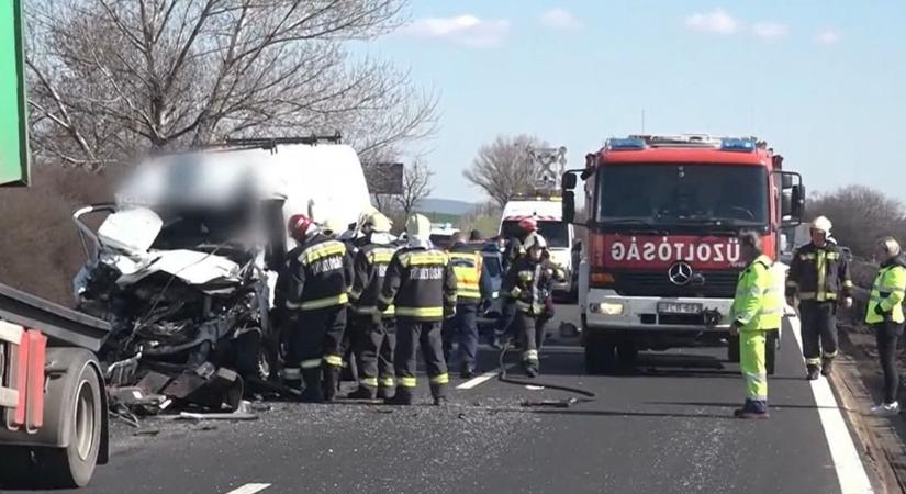 Tragédia az M1-es autópályán: így vesztette életét a fiatal sofőr - videó