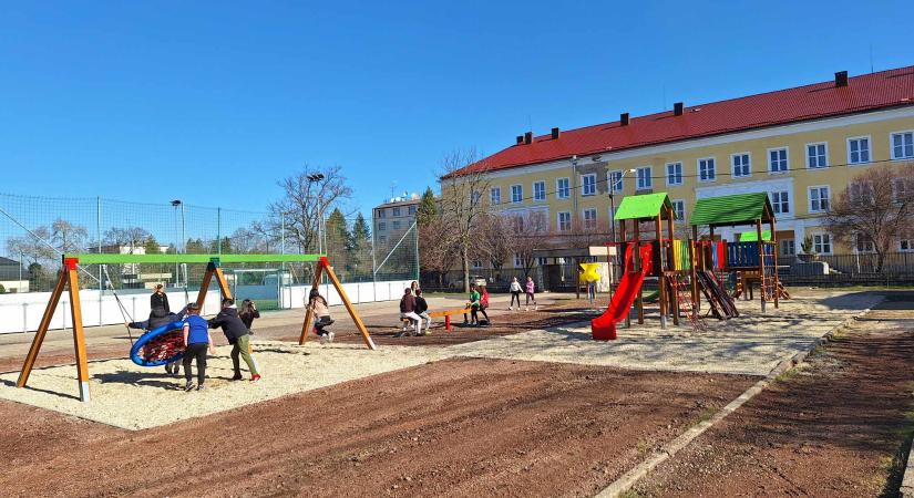 Új játszóteret kapott az esztergom-kertvárosi iskola