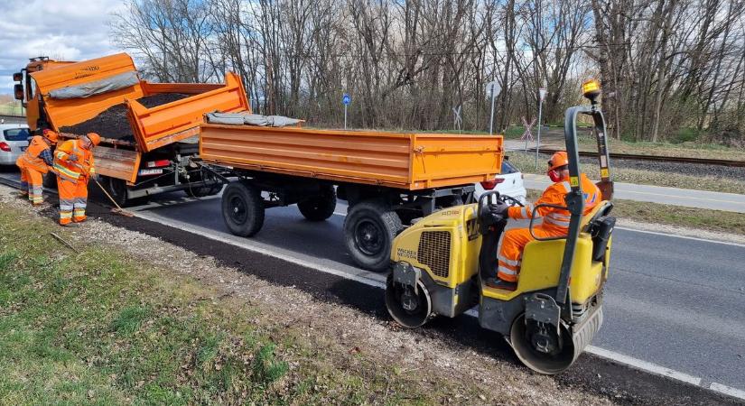 Így újul meg a 82-es út nyúli szakasza – Videón mutatjuk a munkálatokat