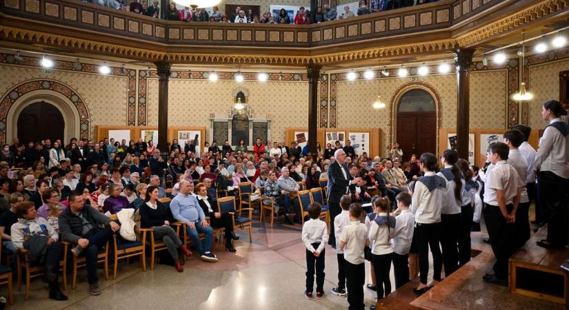 Ilyen gyönyörűen énekeltek a győri kórusok a zsinagógában  videó és rengeteg fotó