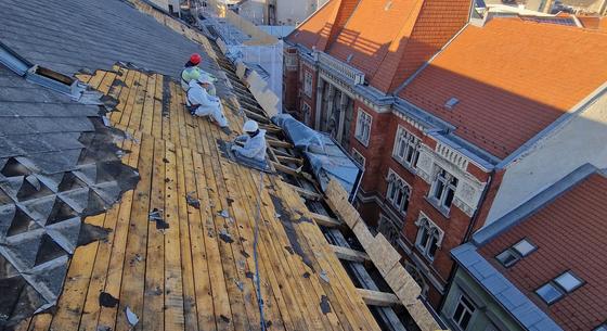 Pikó András szerint veszélyesen bontják az azbesztes tetőt a Pázmány leendő kampuszán, Lázár minisztériumához fordul