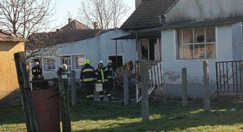 Leégett egy ház Celldömölkön - két sérültet Győrbe szállítottak